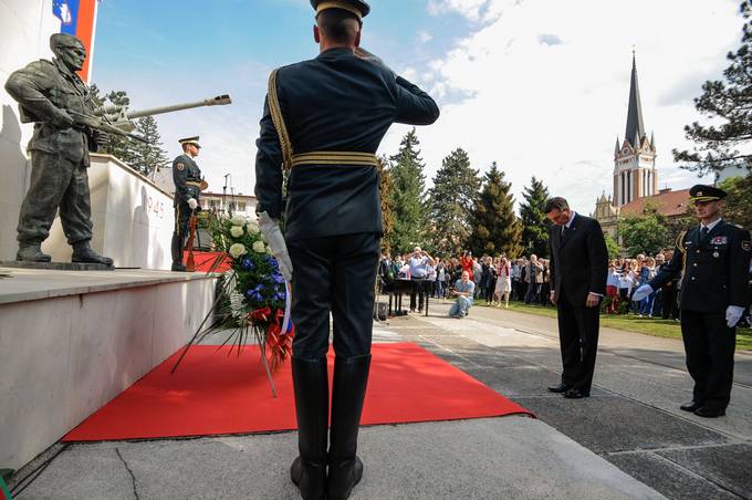 Predsednik republike je na slovesnosti v Murski Soboti položil venec pred spomenik padlim sovjetskim vojakom v drugi svetovni vojni na ozemlju Slovenije.